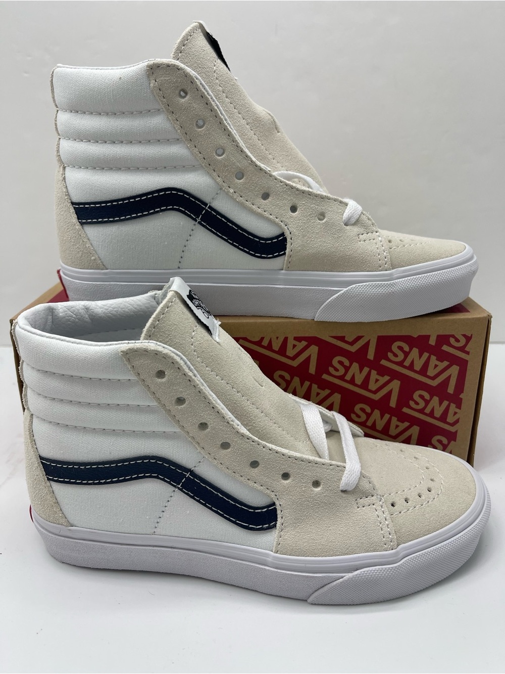 Vans WMNS Sz 5 Sk8-Hi (Classic Sport) Dress Blu
VN0A32QG9YG Sneakers